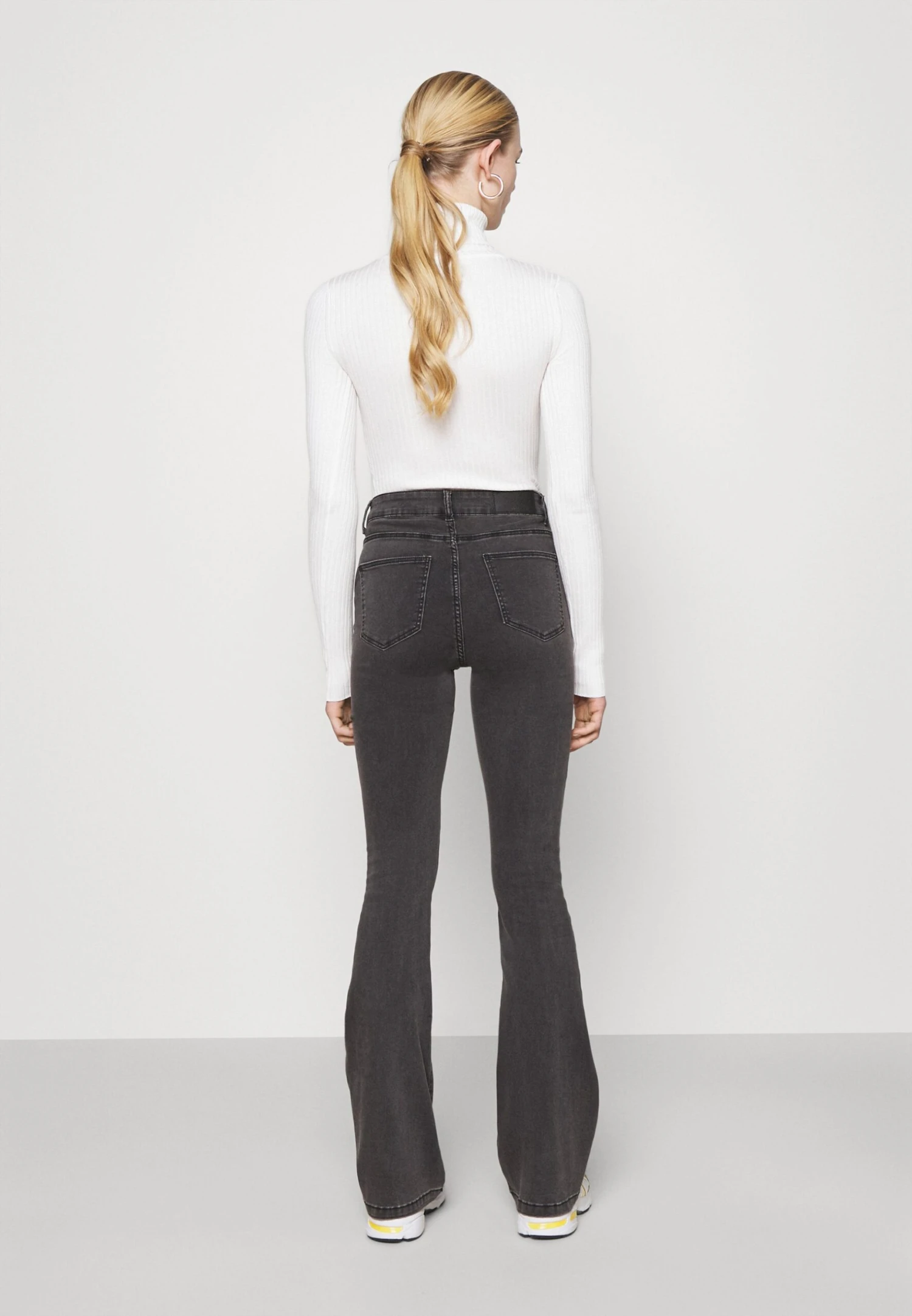 Noisy May Nmsallie- Flared Jeans - Dark Grey Denim - Image 3